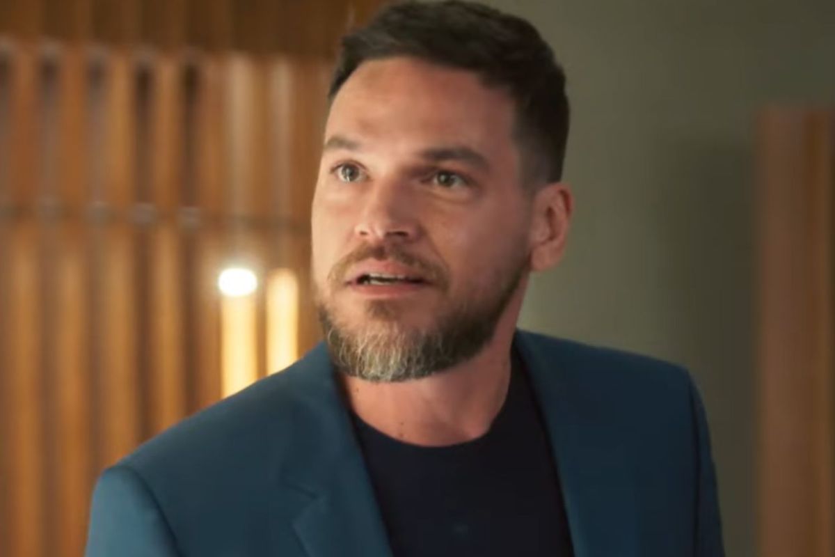 Theo (Emilio Dantas) em cena de Vai na Fé