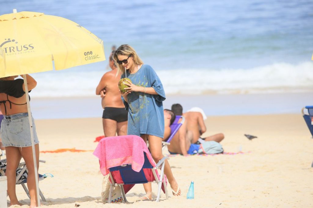 yasmin-brunet-praia-2-1024x683-1 yasmin brunet na praia