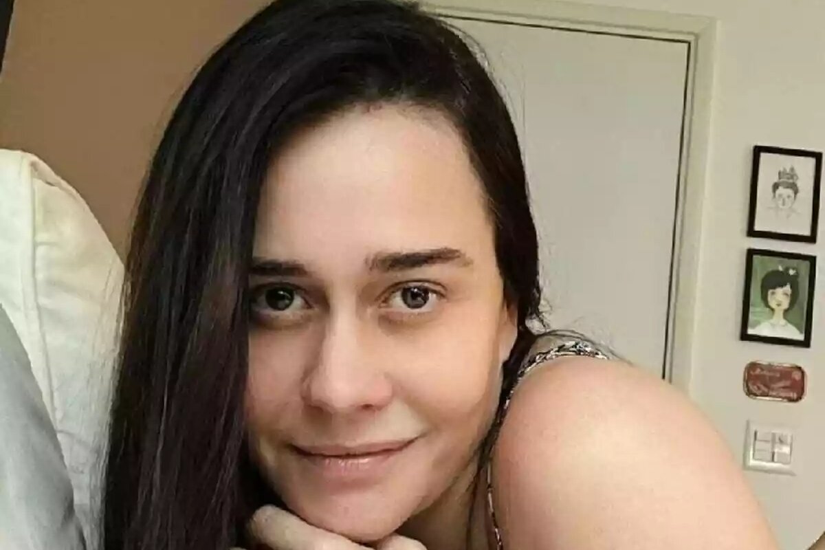 Alessandra Negrini close deitada na cama