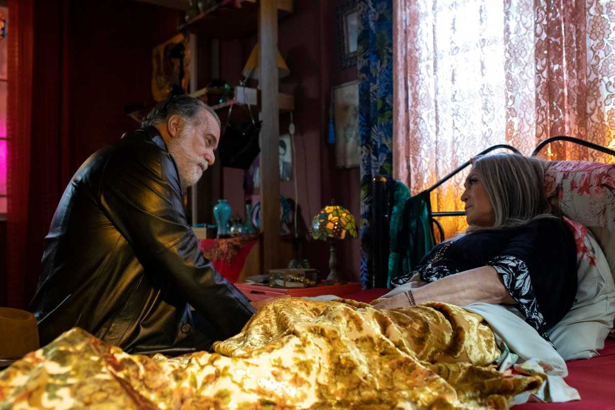 Cândida (Susana Vieira) com Antônio (Tony Ramos) antes de morrer em Terra e Paixão
