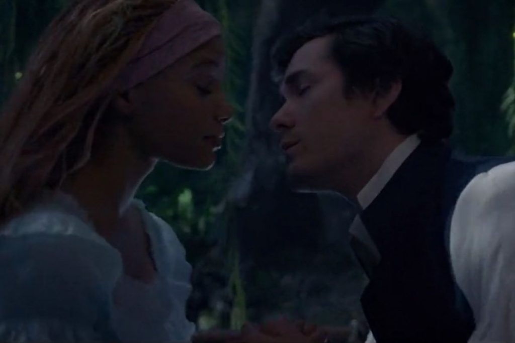 ariel-pequena-seria-principe-eric-beijo-1024x683-1 ariel e eric quase se beijando em kiss the girl