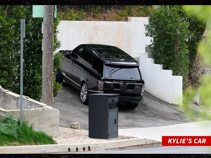 Carro de Kylie Jenner em frente à casa de Timothée Chalamet no último dia 18 (Foto: Reprodução/TMZ)
