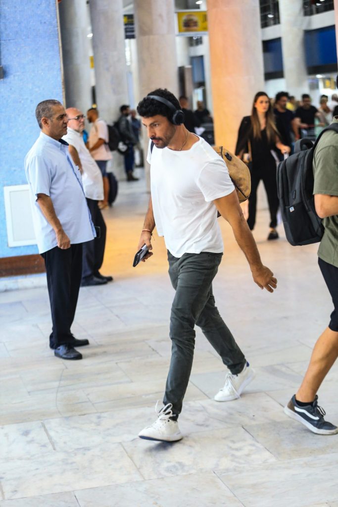 Cauã Reymond desembarca no aeroporto do Rio de Janeiro