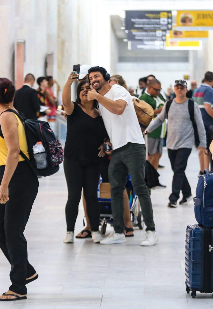 Cauã Reymond desembarca no aeroporto do Rio de Janeiro