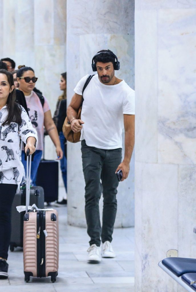 Cauã Reymond desembarca no aeroporto do Rio de Janeiro