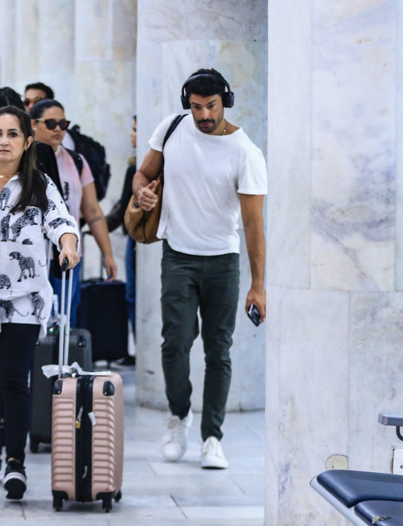 Cauã Reymond desembarca no aeroporto do Rio de Janeiro