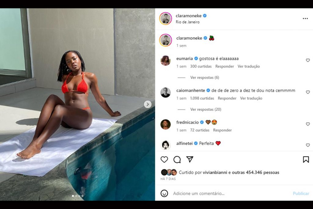 Clara Moneke arrasou com um biquíni vermelho