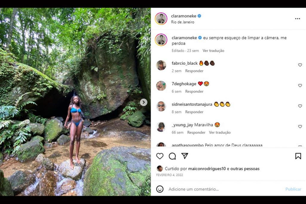 Clara Moneke arrasou com um biquíni azul