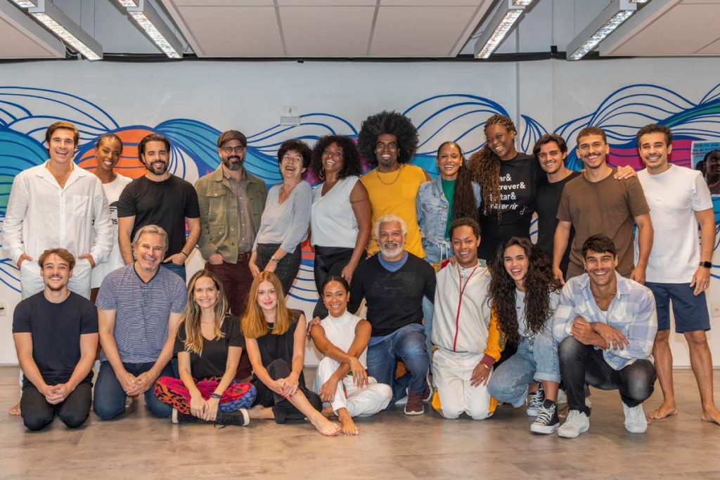 Primeira foto de "Fuzuê" com Giovana Cordeiro, Marina Ruy Barbosa, Nicolas Prattes, Edson Celulari, Fernanda Rodrigues, Juliano Cazarré, Felipe Simas, Jessica Córes, Pedro Carvalho, Bia Montez, Walkiria Ribeiro, Guil Anacleto, Heslaine Vieira, Noemia Oliveira, Ruan Aguiar, Bruno de Mello, Danilo Maia, Cinnara Leal, Deo Garcez, Clayton Nascimento, Micael Borges.