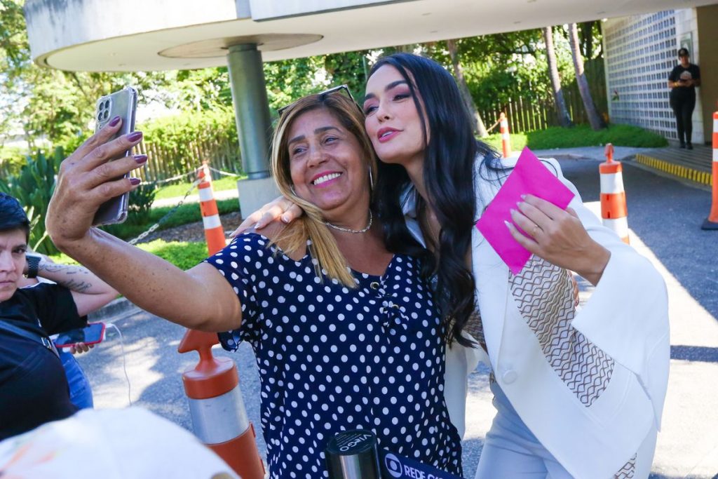 larissa atendendo fãs na porta da globo