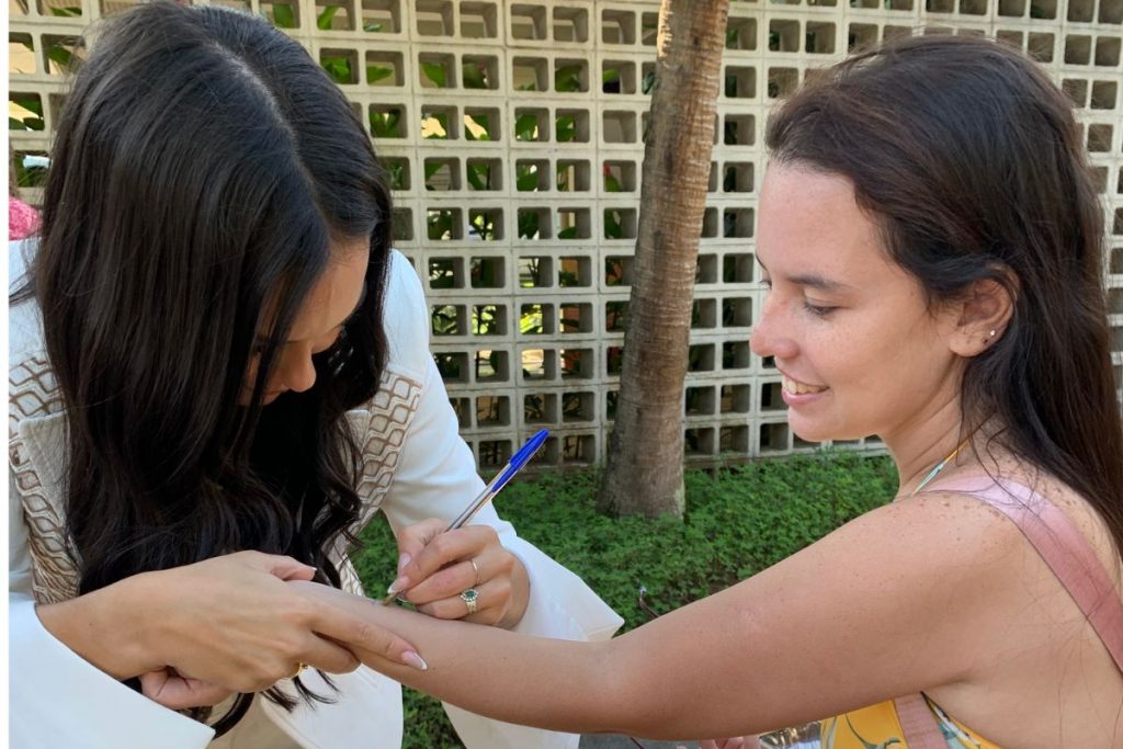 larissa atendendo fãs na porta da globo