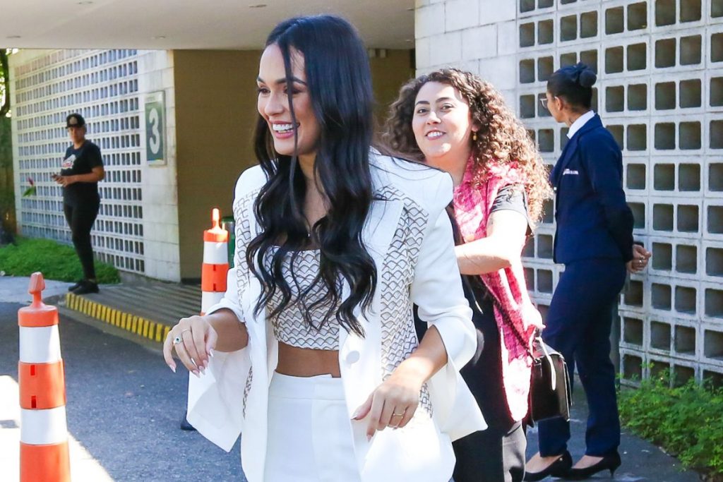 larissa atendendo fãs na porta da globo