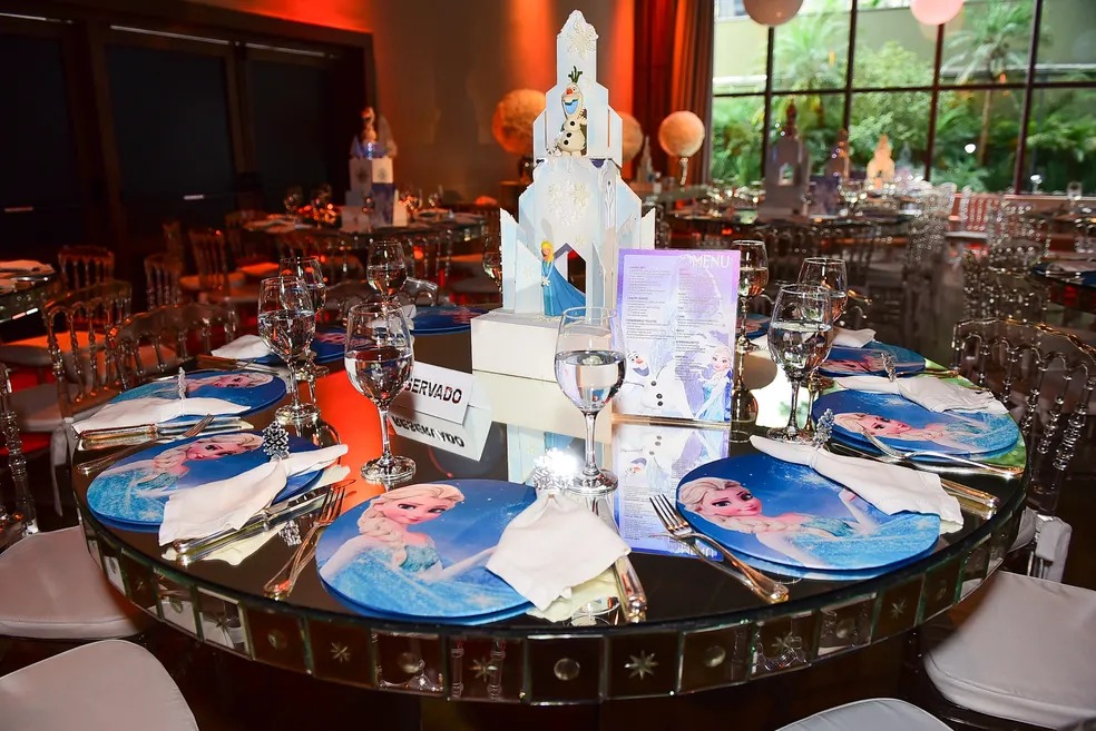 Mesa de refeições da festa.  Foto: Andy Santana e Manu Scarpa / Brazil News