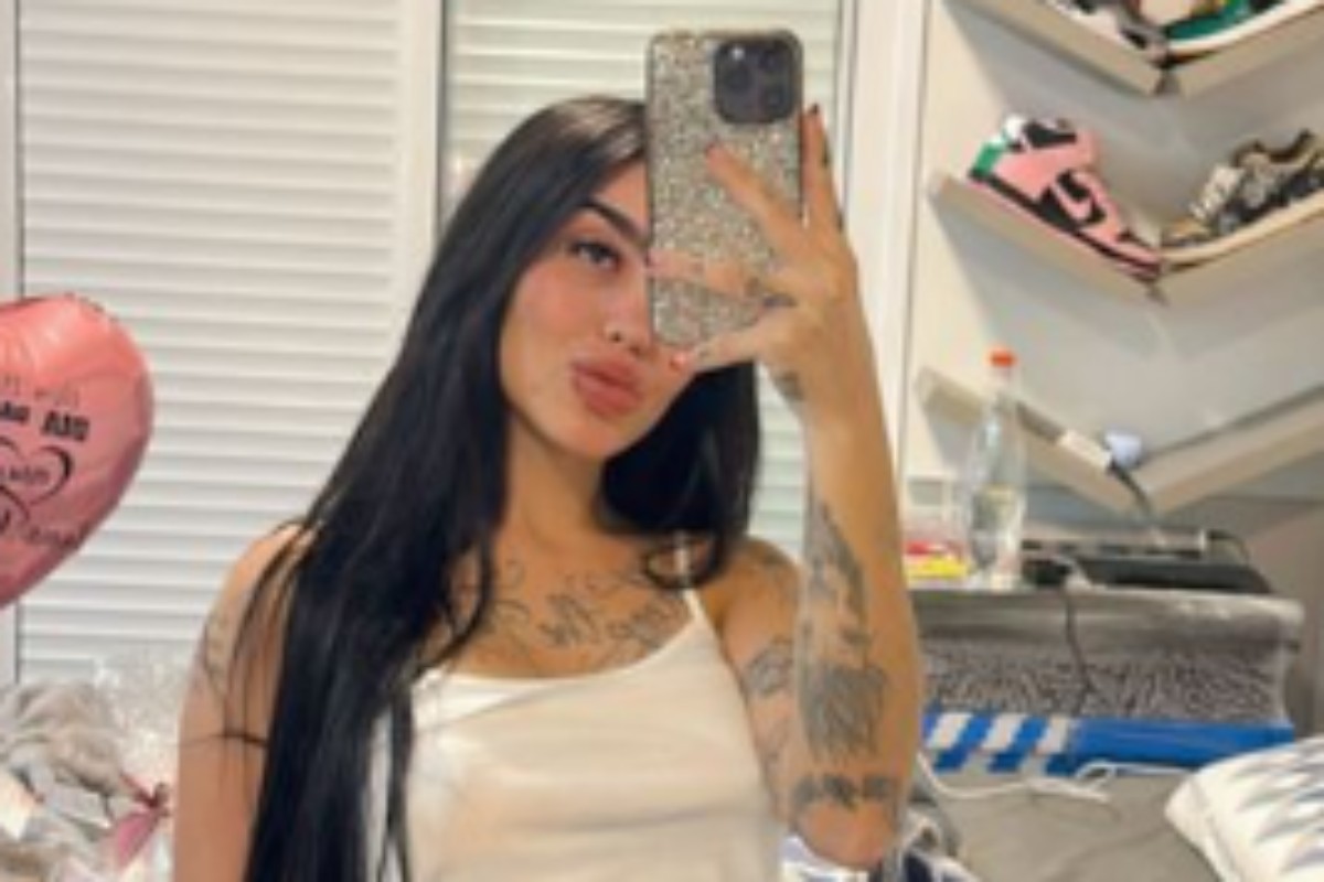 selfie de mirella no quarto