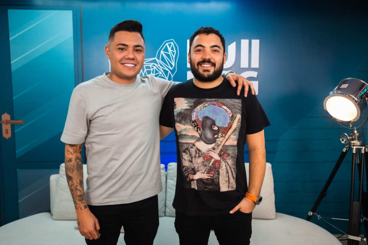 Felipe Araujo em podcast