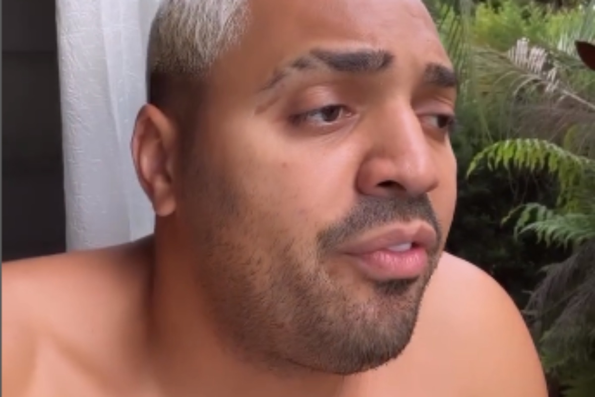 tirullipa sem camisa e sério em retrato