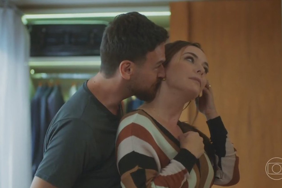 Theo (Emílio Dantas) e Clara (Regiane Alves) em Vai Na Fé