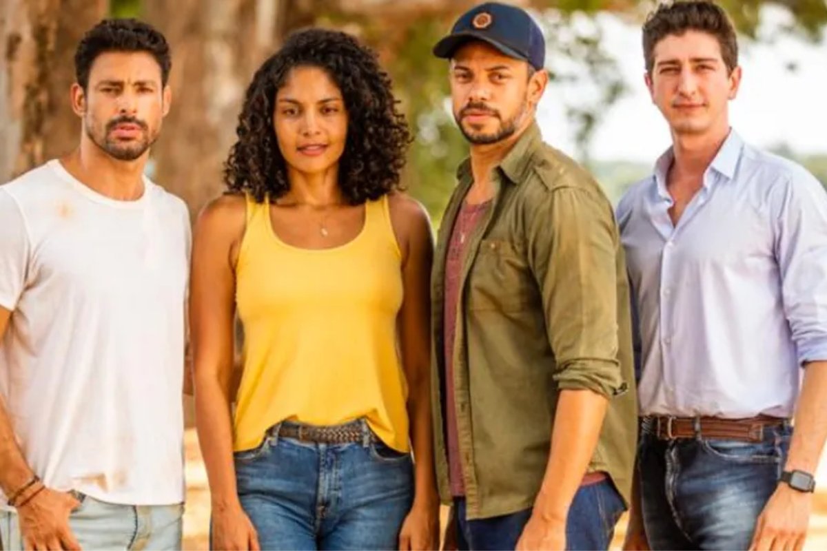 Caio (Cauã Reymond), Aline (Barbara Reis), Jonatas (Paulo Lessa) e Daniel (Johnny Massaro) em Terra e Paixão