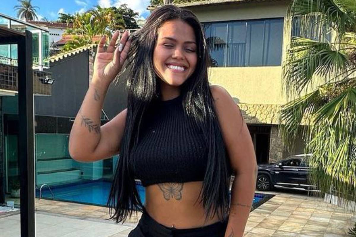 camila loures posando em frente à sua casa