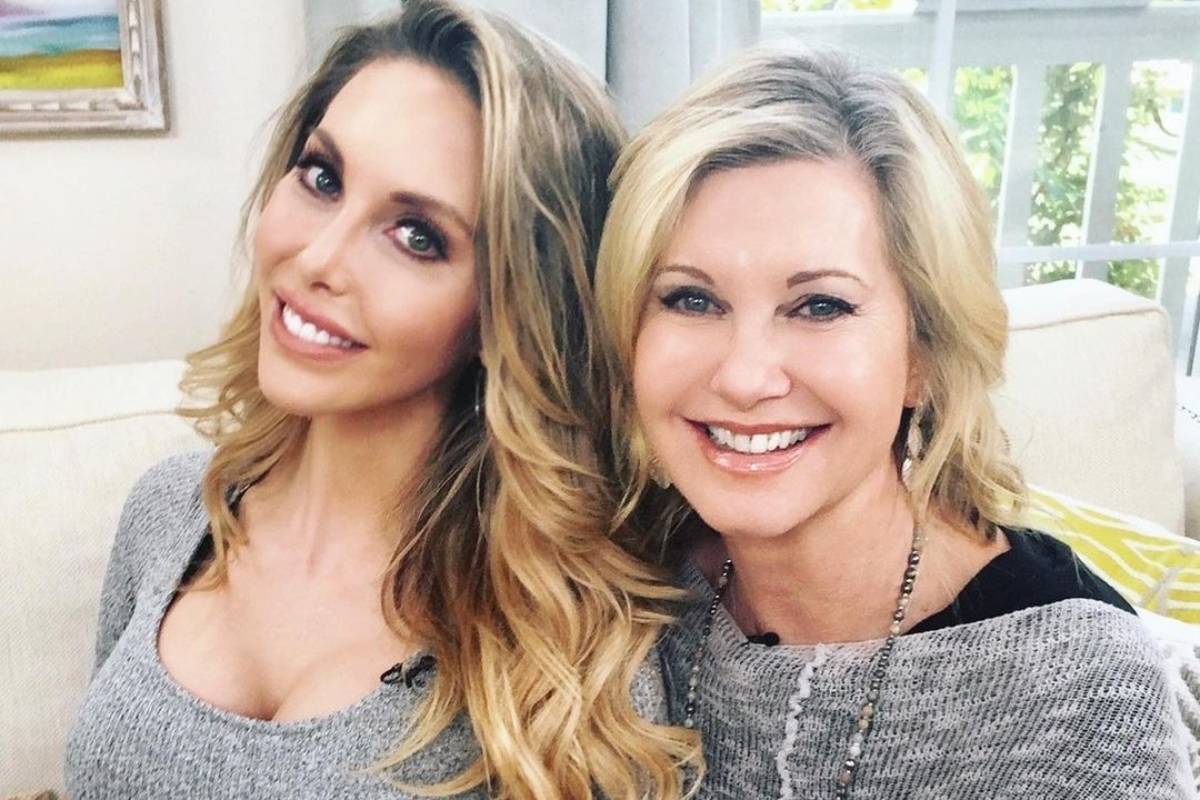 Chloe Lattanzi e Olívia Newton-John posando juntas
