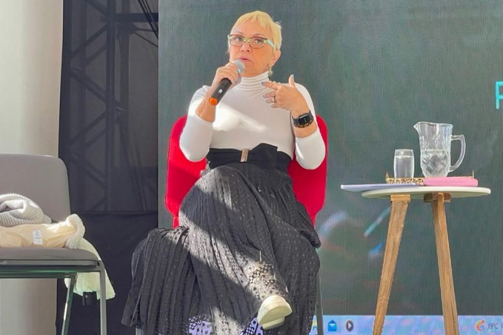 Cininha de Paula, de tênis e saia longa, no Festival de Cinema de Vassouras