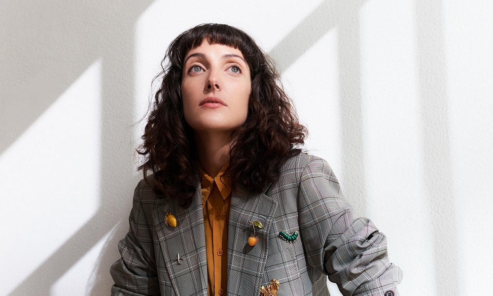 Clarice Falcão lança emocionante single e clipe “Ar da Sua Graça”; veja letra