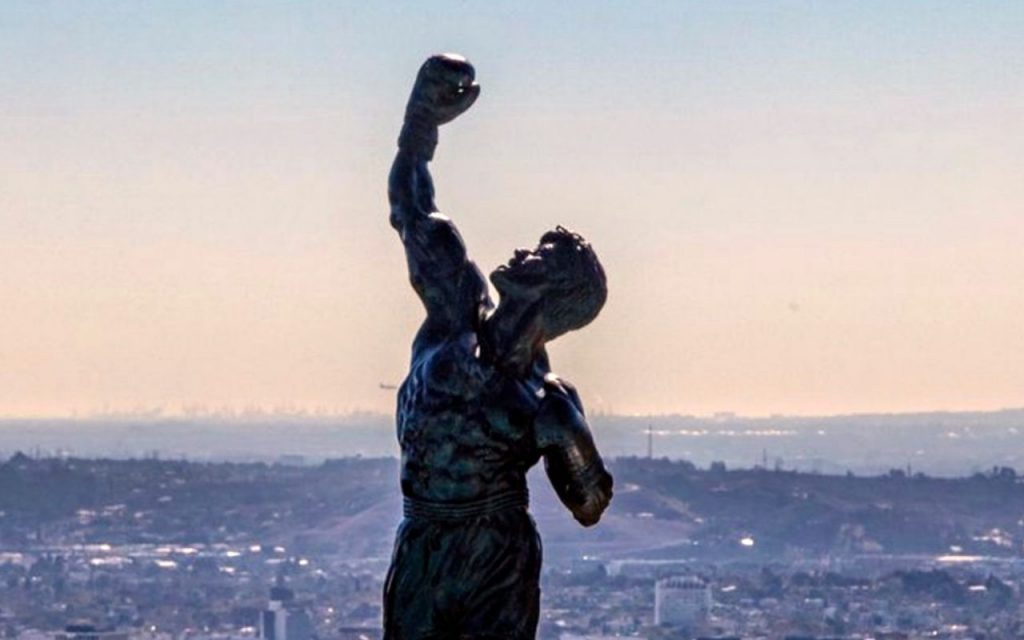 estatua-de-mansao-de-silverter-stallone-comprada-por-adele-1024x640-1 Piscina da mansão de Stallone com estátua do Rocky - Grosby Group