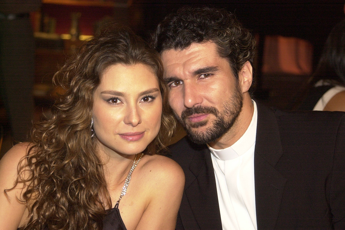 Estela (Lavínia Vlasak) e Padre Pedro (Nicola Siri) em Mulheres Apaixonadas