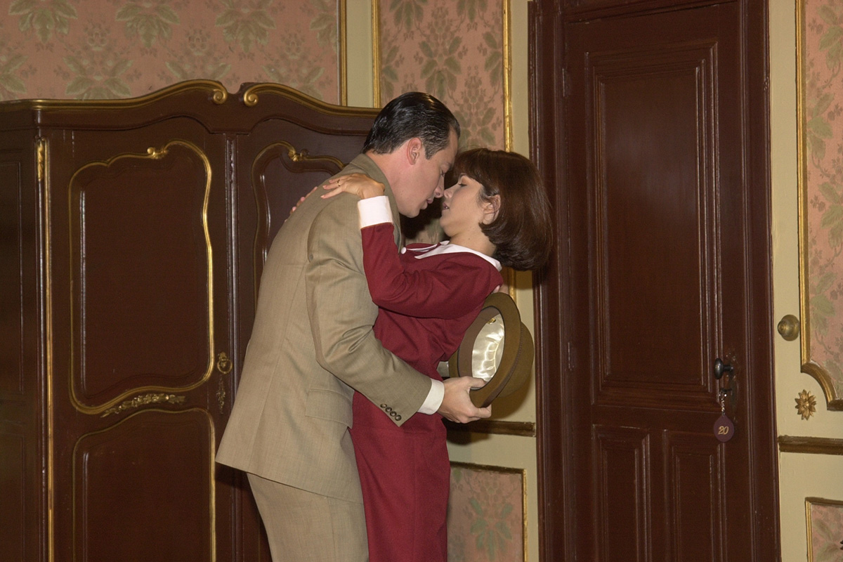 Guilherme (Rodrigo Faro) e Celina (Samara Felippo) em Chocolate Com Pimenta