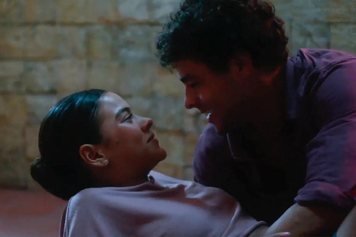 Jenifer (Bella Campos) e Eduardo (Matheus Abreu) em Vai Na Fé
