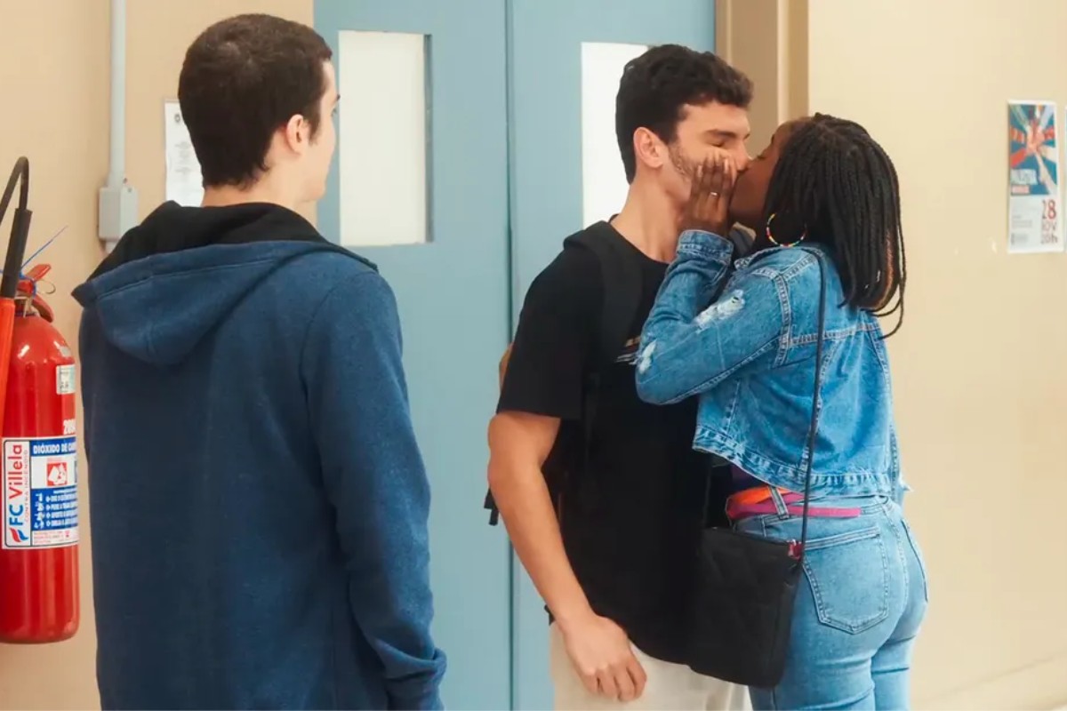 kate (clara moneke) beijando fred (henrique barreira) na frente de rafa (caio manhente) em vai na fé