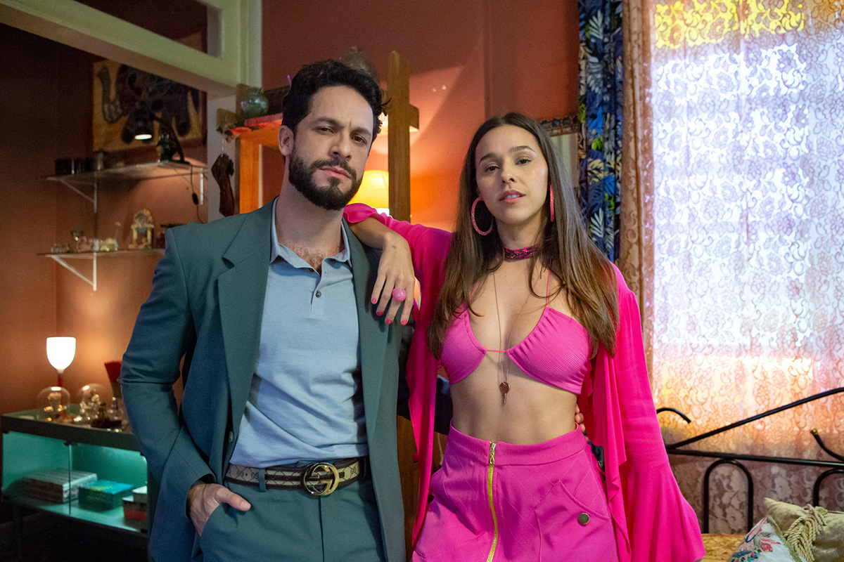 Luigi (Rainer Cadete) e Berenice (Thati Lopes) em Terra e Paixão