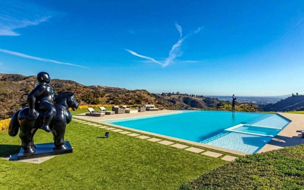 mansao-de-silverter-stallone-comprada-por-adele-1024x640-1 Piscina da mansão de Stallone com estátua do Rocky
