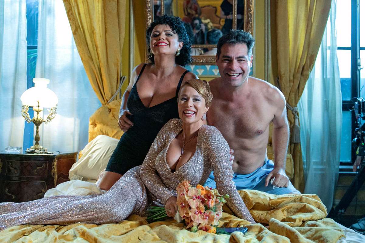 Gilda (Mariana Ximenes), Gaspar (Thiago Lacerda) e Mirtes (Dadá Coelho) nos bastidores de gravação de Amor Perfeito