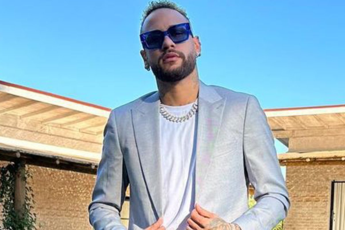 neymar posando estiloso de terno e camiseta branca