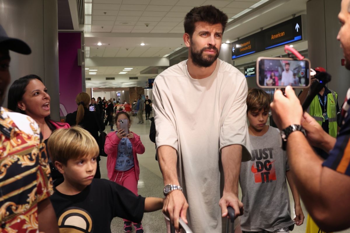 Gerard Piqué com os filhos em aeroporto de Miami