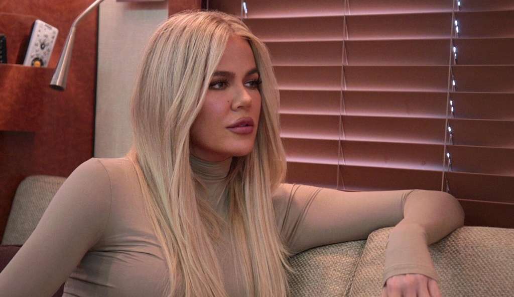 Khloe Kardashian revela que uma das irmãs saiu do grupo da família Lorena Bueri