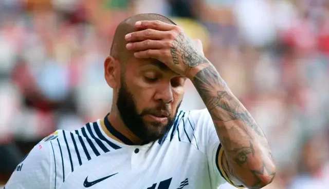 Daniel Alves se pronuncia pela primeira vez após prisão e se defende de acusações Lorena Bueri