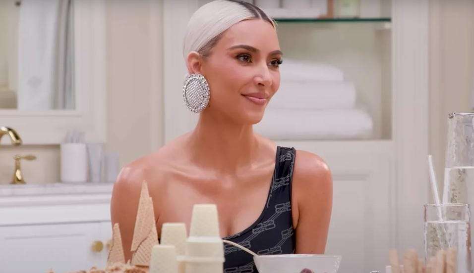 Kim Kardashian faz revelações ousadas em programa de Hailey Bieber Lorena Bueri