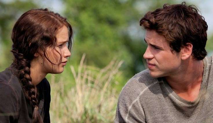 Jennifer Lawrence se explica sobre beijo desconfortável com Liam Hemsworth Lorena Bueri