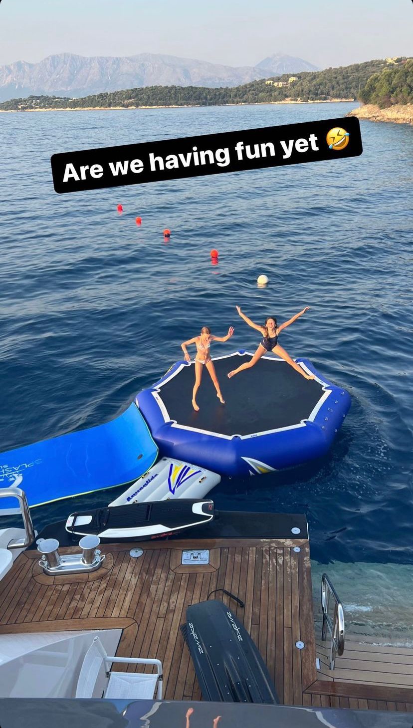 Vivian e amiga em pula-pula aquático (Foto: Reprodução/Instagram/@tombrady) Lorena Bueri