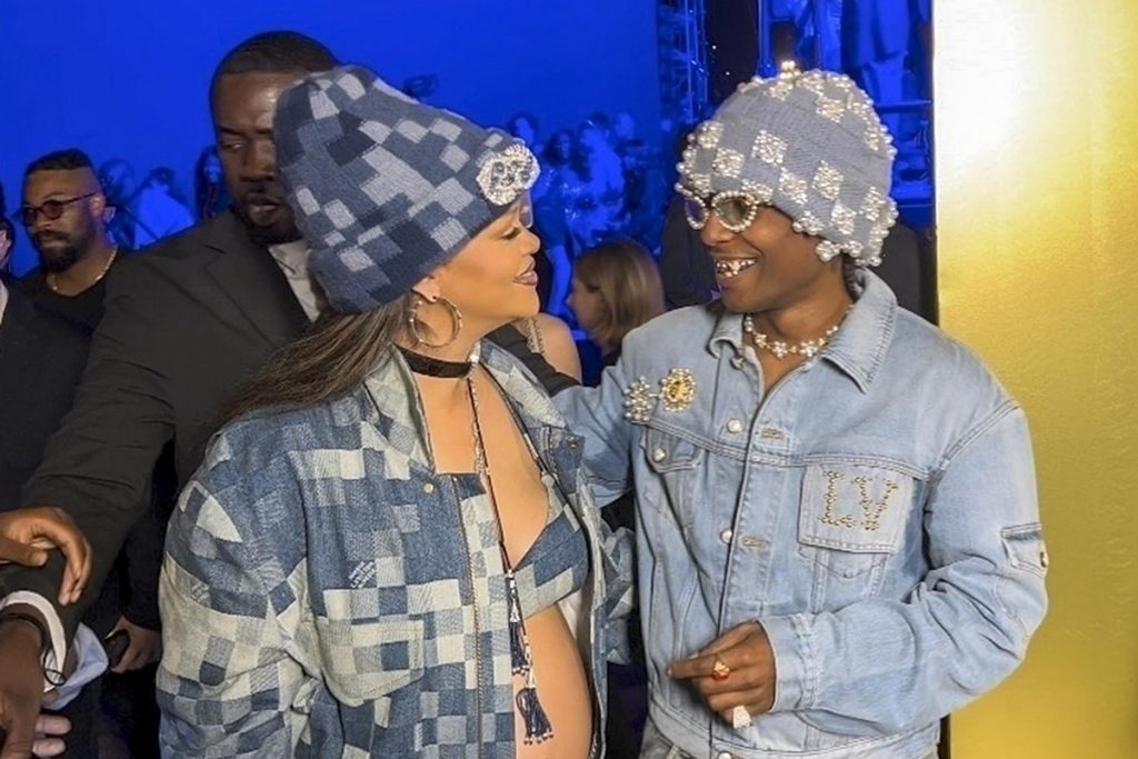 rihanna-asap-rocky-1024x683-1 Rihanna e A$AP Rocky curtiram desfile em Paris
