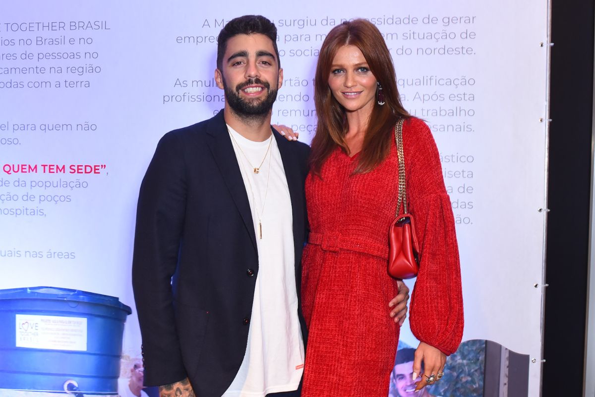 Pedro Scooby e Cintia Dicker em evento da ONG "Love Together Brasil"