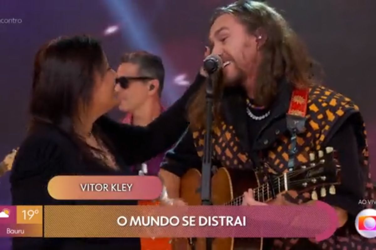 vitor kley cantando com fã