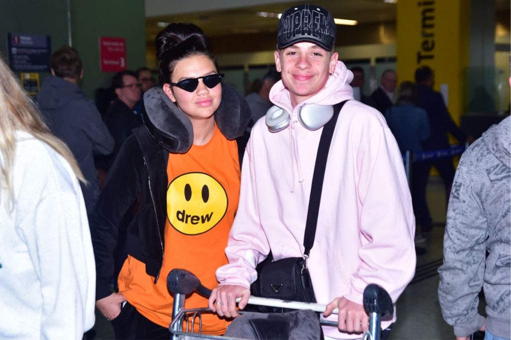 Vivi Wanderley e Juliano Floss desembarcando no aeroporto de Guarulhos