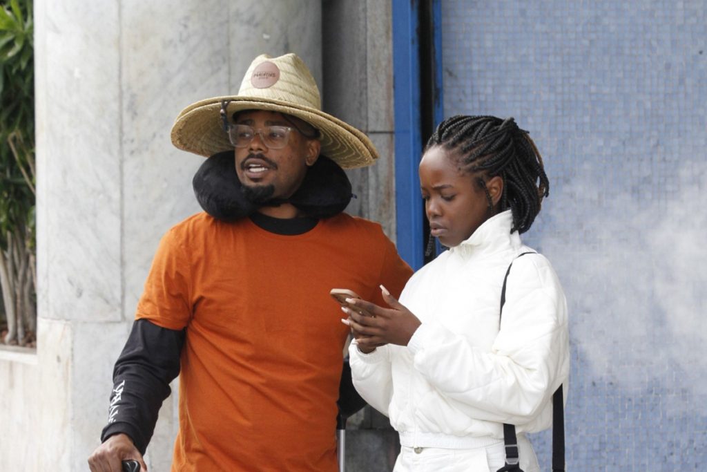 clara-moneke-namorado-aeroporto-1024x683-1 O casal não pareceu se importar com a presença dos fotógrafos