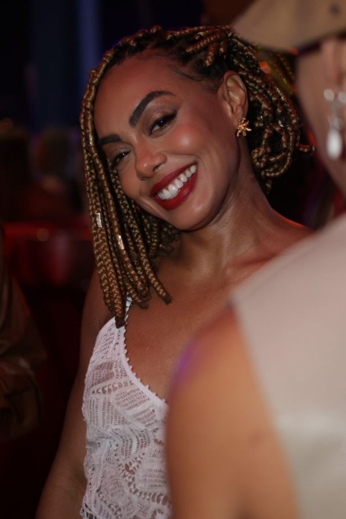 O sorriso lindo da atriz Dandara Mariana