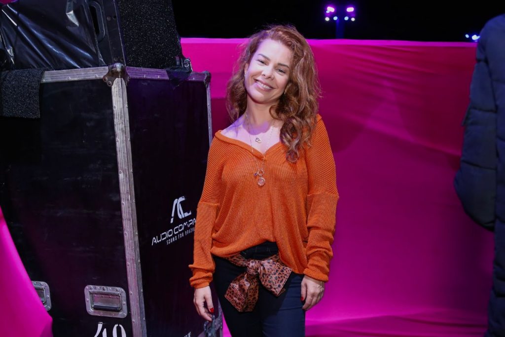Fernanda Souza posa sorridente