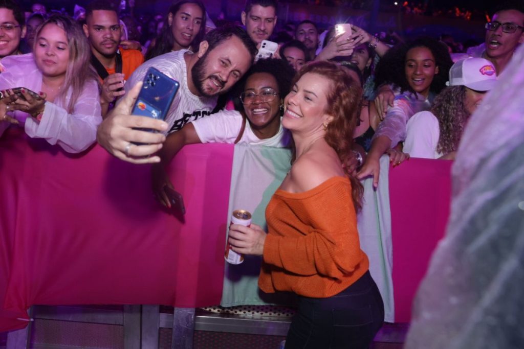 Fernanda Souza dá pausa no samba para fazer selfie com fãs