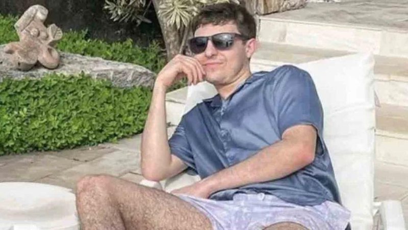 Filho de Gugu Liberato posta foto e seus pés viram piada na web